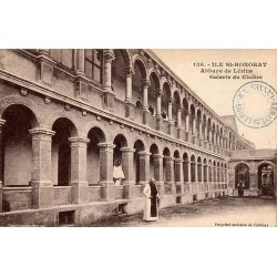 CPA île Saint-Honorat Abbaye de Lérins galerie du cloître avec religieux