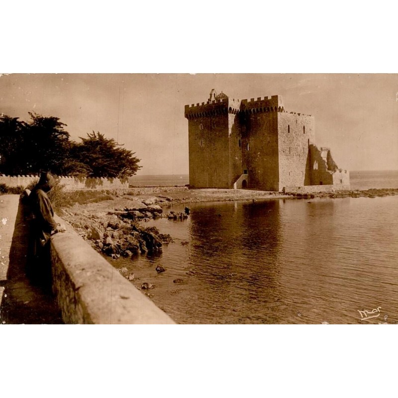 CPSM île Saint-Honorat monastère fortifié de l’Abbaye de Lérins avec religieux