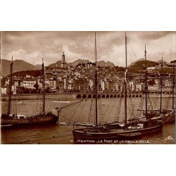 CPSM Menton le port et la vieille ville avec voiliers et montagnes