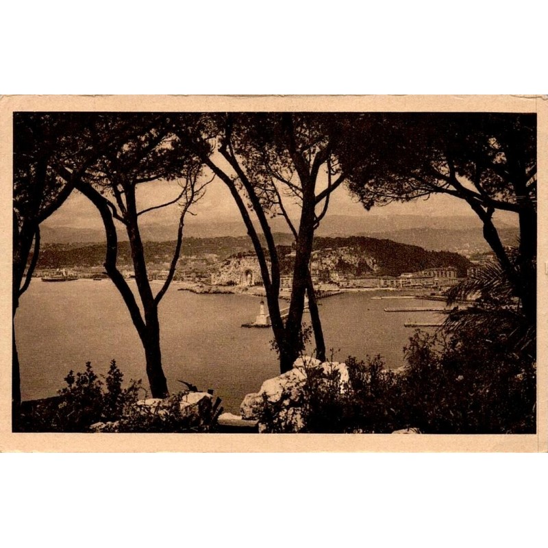 CPSM Nice vue entre les pins sur le port et son phare