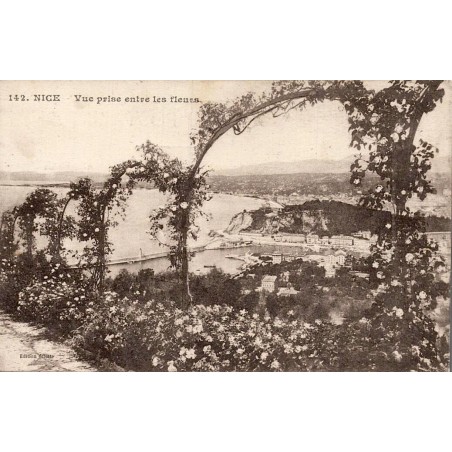 CPA Nice vue entre les fleurs sur le port et la baie datée 1919