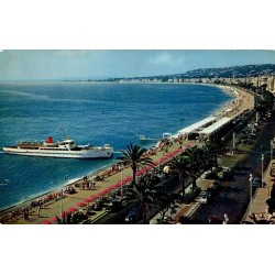 CPM Nice Promenade des Anglais avec plage, palmiers et navire à passagers
