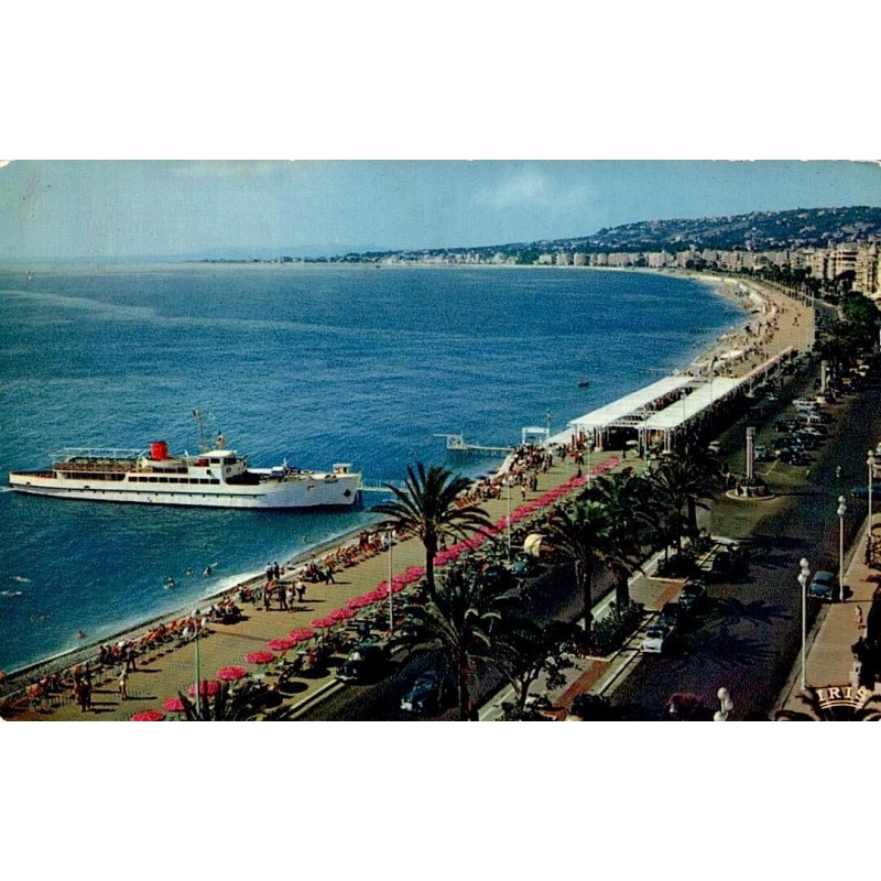 CPM Nice Promenade des Anglais avec plage, palmiers et navire à passagers