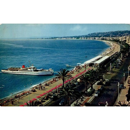 CPM Nice Promenade des Anglais avec plage, palmiers et navire à passagers