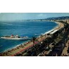 CPM Nice Promenade des Anglais avec plage, palmiers et navire à passagers