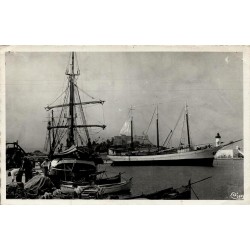 CPSM Antibes dans le port avec grands voiliers, Fort Carré et phare en 1954