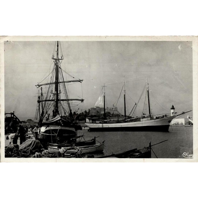 CPSM Antibes dans le port avec grands voiliers, Fort Carré et phare en 1954