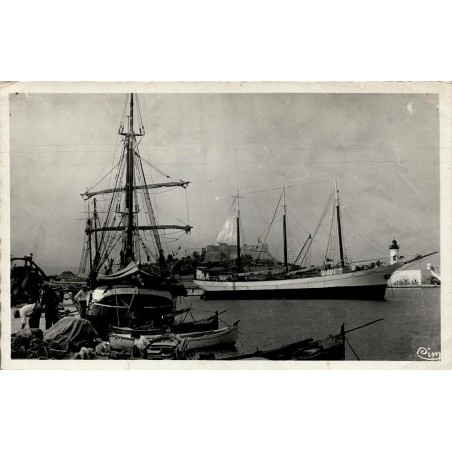 CPSM Antibes dans le port avec grands voiliers, Fort Carré et phare en 1954