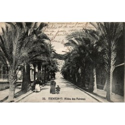 CPA Menton Allées des Palmiers avec personnages et promenade arborée