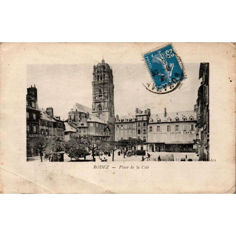 CPA Rodez place de la Cité en 1922 avec cathédrale et Grand Café