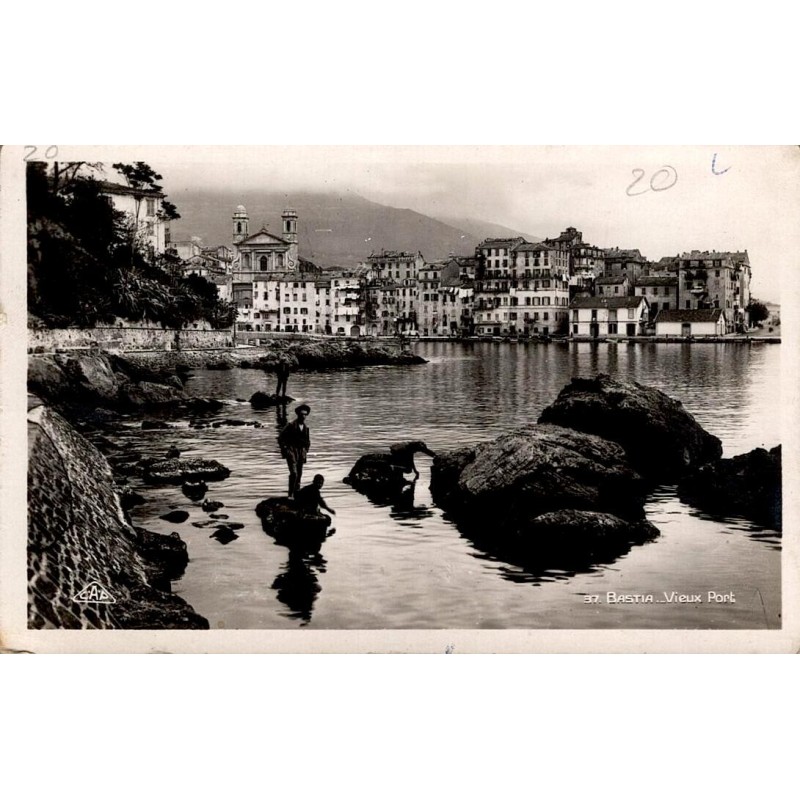 CPSM Bastia Corse Vieux-Port avec personnages, ville ancienne et montagnes