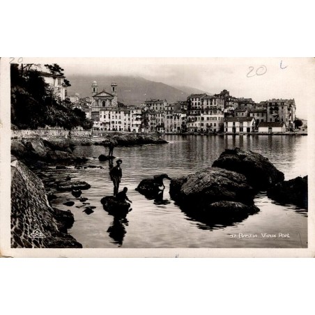 CPSM Bastia Corse Vieux-Port avec personnages, ville ancienne et montagnes
