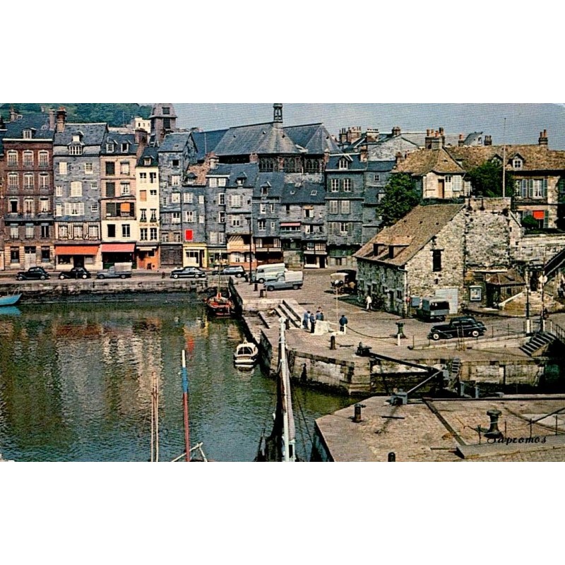CPSM Honfleur vue générale du Vieux Bassin et maisons du quai