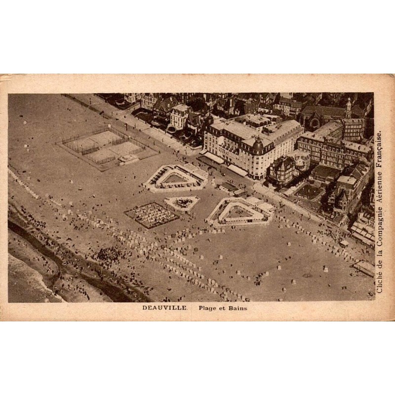 CPA Deauville vue aérienne de la plage, des bains et du front de mer