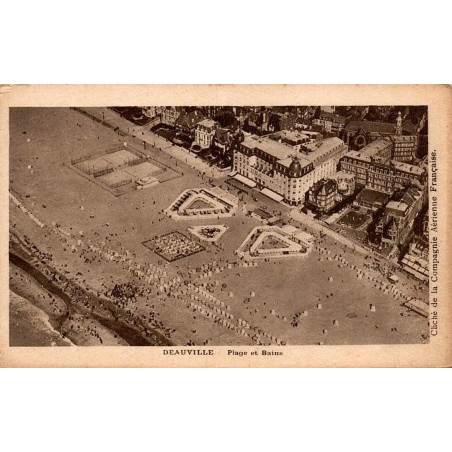 CPA Deauville vue aérienne de la plage, des bains et du front de mer