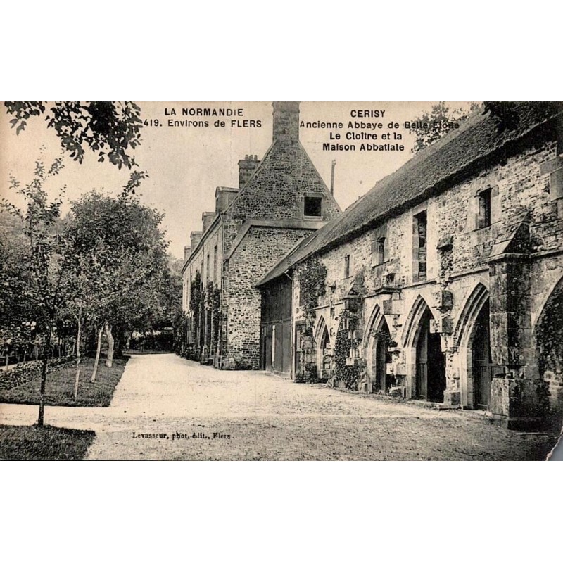 CPA Cerisy-Belle-Étoile ancienne abbaye cloître et maison abbatiale Orne