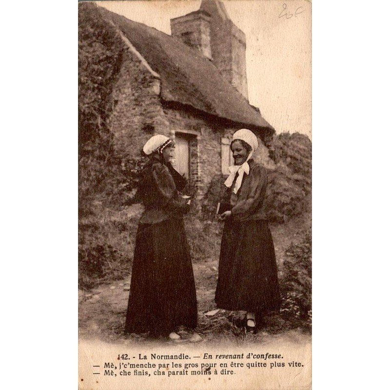 CPA Normandie deux femmes en costume traditionnel au retour de confession