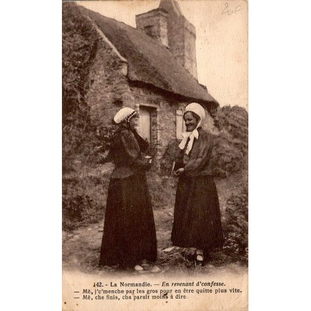 CPA Normandie deux femmes en costume traditionnel au retour de confession