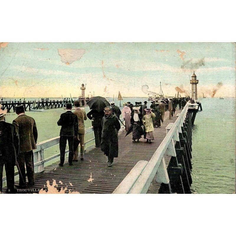 CPA Trouville-sur-Mer promenade animée sur la jetée avec élégantes et voiliers