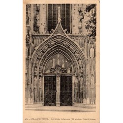 CPSM Aix-en-Provence portail de la cathédrale Saint-Sauveur circulée en 1945