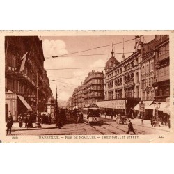 CPA Marseille rue de Noailles avec tramway, commerces et Nouvelles Galeries