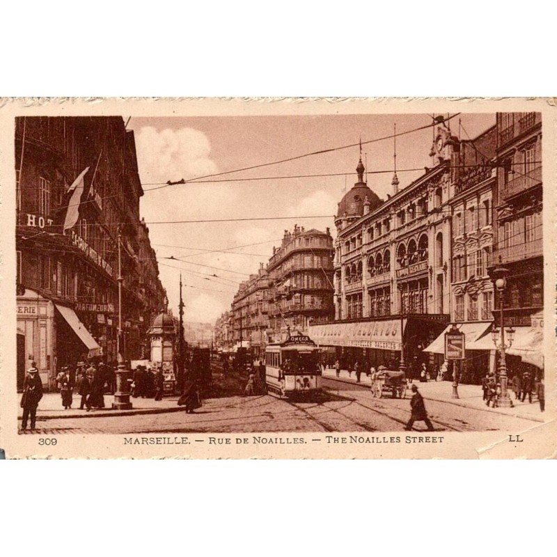 CPA Marseille rue de Noailles avec tramway, commerces et Nouvelles Galeries
