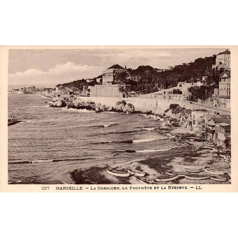 CPA Marseille Corniche, le Prophète et la Réserve avec barques sur le rivage