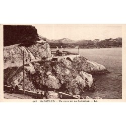 CPA Marseille un coin de la Corniche avec route côtière, rochers et vue sur la rade