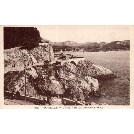 CPA Marseille un coin de la Corniche avec route côtière, rochers et vue sur la rade
