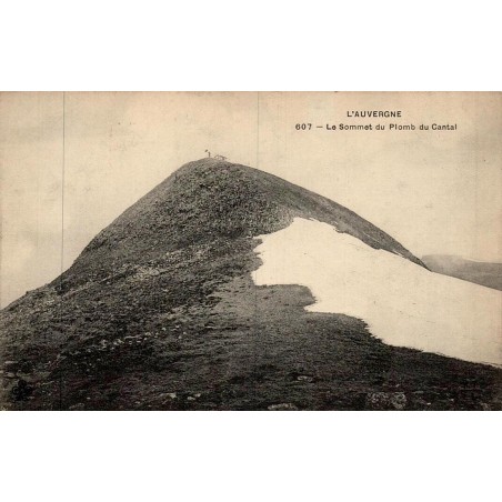 CPA Plomb du Cantal montrant le sommet, le relief volcanique et une plaque de neige