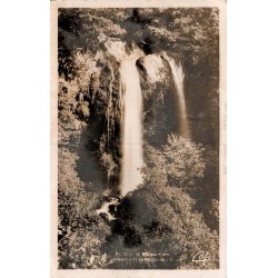 CPSM Vic-sur-Cère cascade de la Roucoule dans son environnement rocheux et boisé
