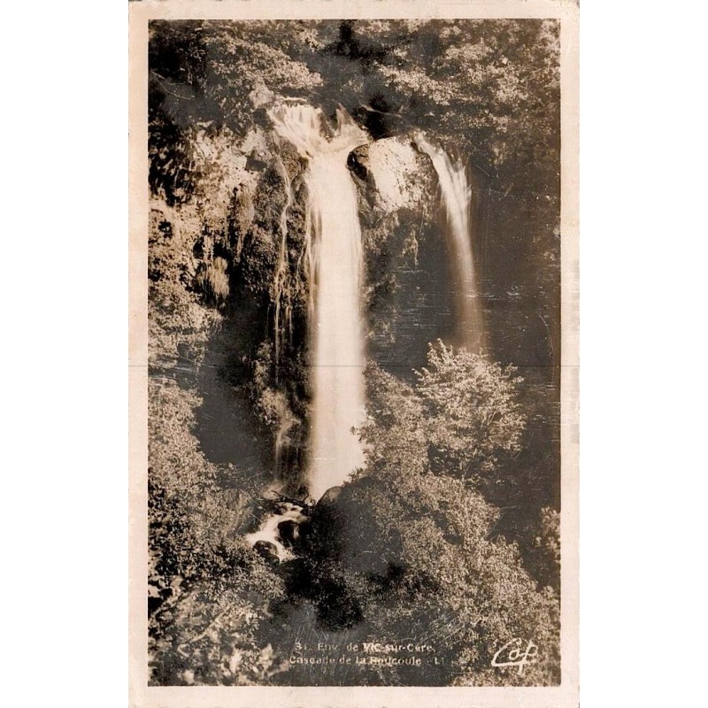 CPSM Vic-sur-Cère cascade de la Roucoule dans son environnement rocheux et boisé