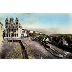 CPSM Angoulême cathédrale Saint-Pierre et remparts, carte colorisée circulée en 1957