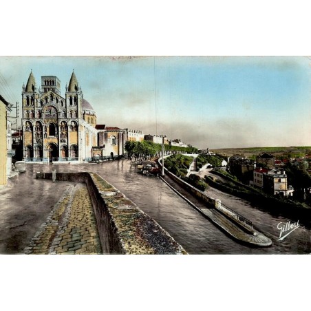 CPSM Angoulême cathédrale Saint-Pierre et remparts, carte colorisée circulée en 1957