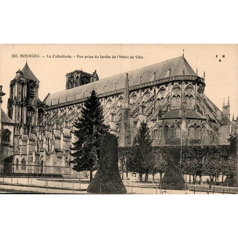 CPA Bourges cathédrale Saint-Étienne vue depuis le jardin de l’Hôtel de Ville
