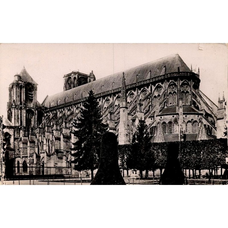 CPSM Bourges cathédrale Saint-Étienne vue du Jardin de l’Hôtel de Ville