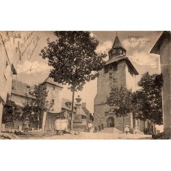CPA Corrèze église et place avec habitants, vue ancienne circulée en 1908