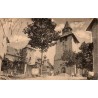 CPA Corrèze église et place avec habitants, vue ancienne circulée en 1908