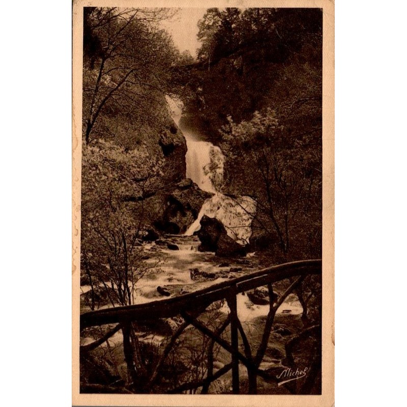 CPSM Gimel La Grande Cascade et ancien chemin aménagé en Corrèze
