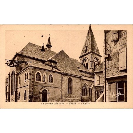 CPA Ussel l’église et ses anciennes maisons dans le centre-ville de Corrèze