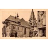 CPA Ussel l’église et ses anciennes maisons dans le centre-ville de Corrèze