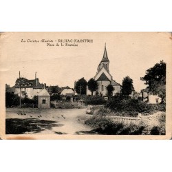 CPA Rilhac-Xaintrie place de la Fontaine et église en Corrèze