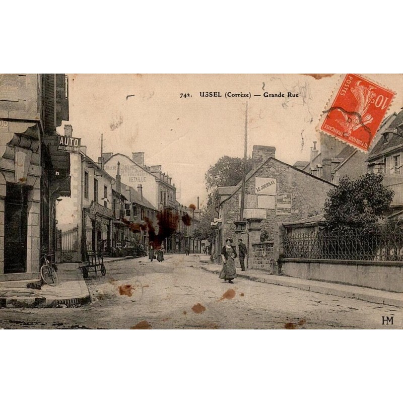 CPA Ussel Corrèze Grande Rue animée avec commerces et personnages vers 1909