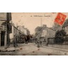 CPA Ussel Corrèze Grande Rue animée avec commerces et personnages vers 1909
