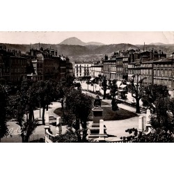 132 - CLERMONT FERRANG - Panorama sur le Square Blaise Pascal et le Puy de Dôme