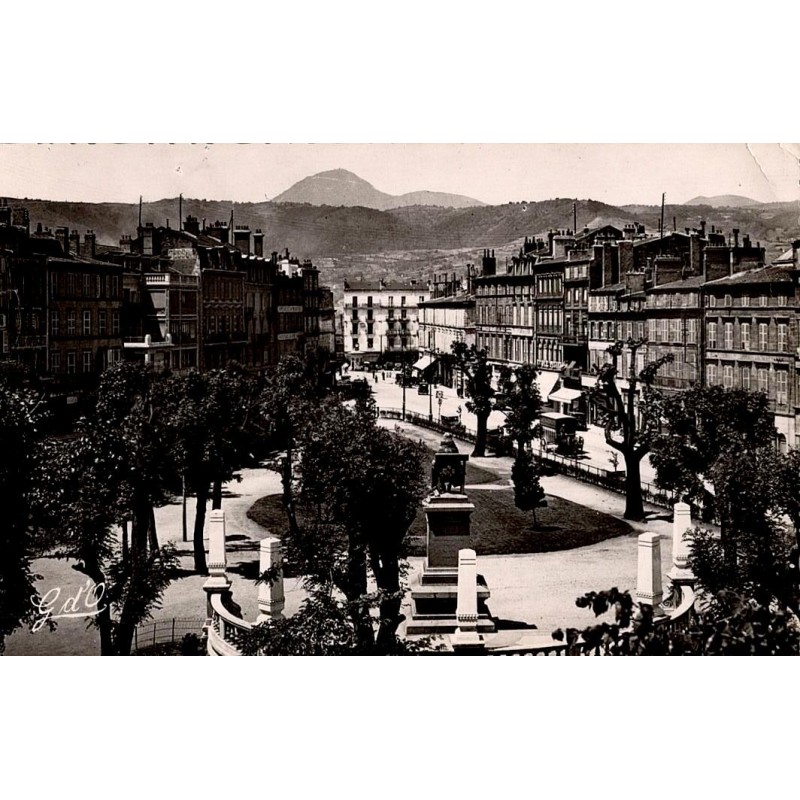 132 - CLERMONT FERRANG - Panorama sur le Square Blaise Pascal et le Puy de Dôme
