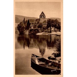 CPSM Beaulieu-sur-Dordogne chapelle des Pénitents et barque sur la Dordogne