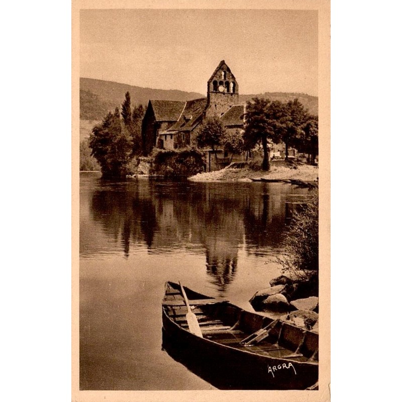 CPSM Beaulieu-sur-Dordogne chapelle des Pénitents et barque sur la Dordogne