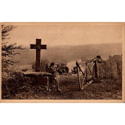CPSM Astaillac hauteurs avec croix, chèvre et vue sur la vallée de la Dordogne