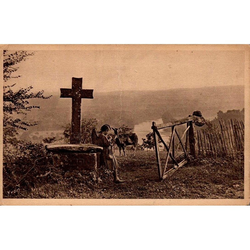 CPSM Astaillac hauteurs avec croix, chèvre et vue sur la vallée de la Dordogne